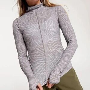 Calia by Carrie Underwood Lightweight Slim Mock Neck LS Top size M in Grey